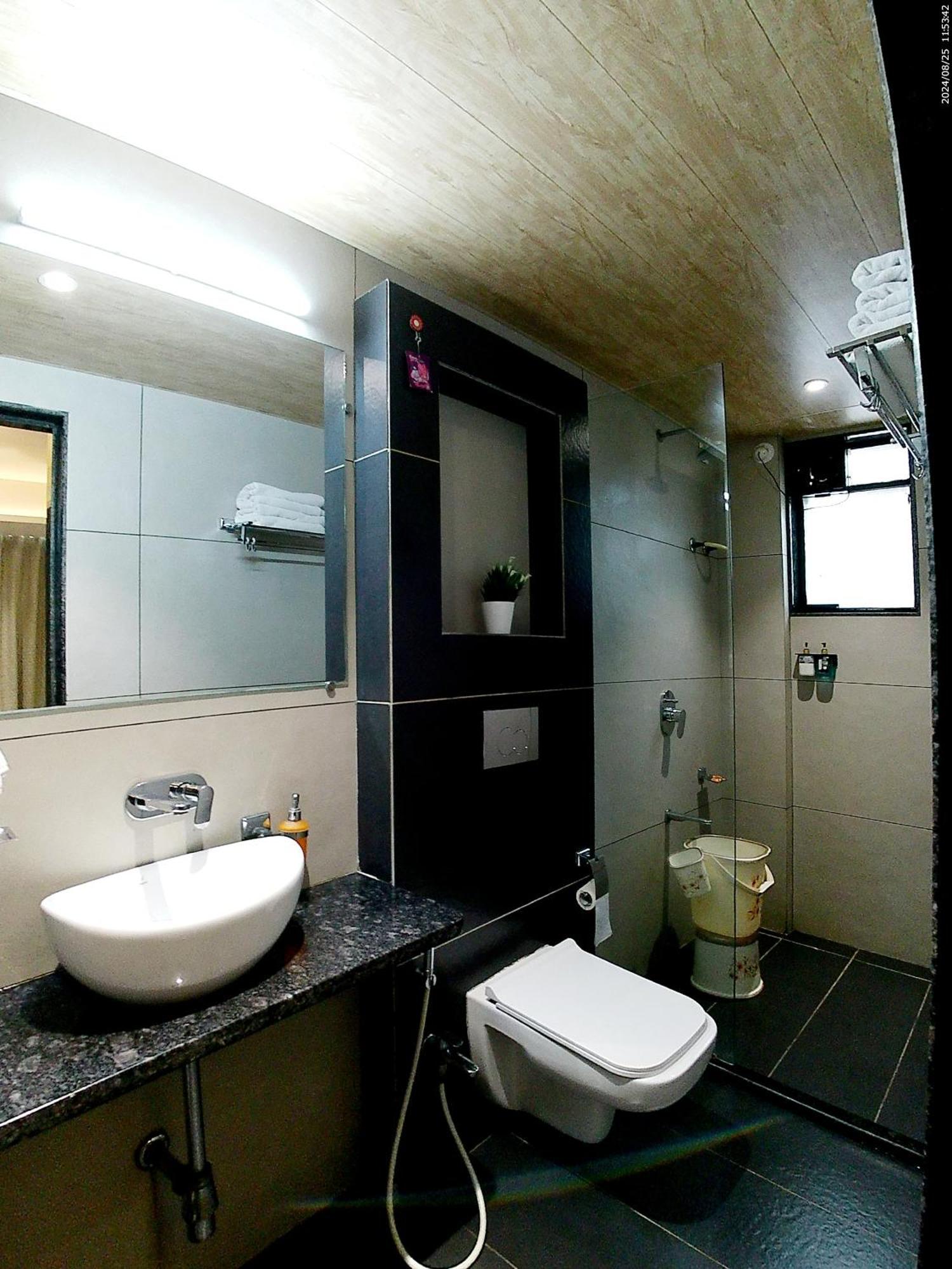 Hotel Sai Pratik, Newly Built Up, Complimentary Shuttle To The Temple Shirdi Exterior foto